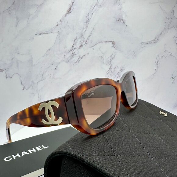 New CHANEL Sunglasses - Picture 5 of 16
